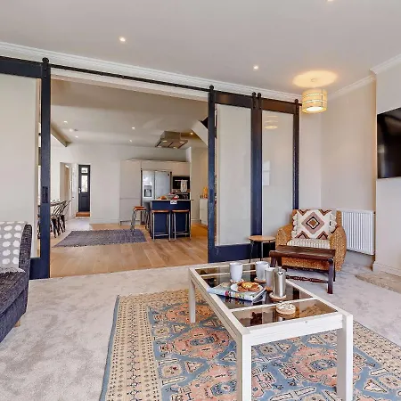 4 Bed In 82152 Apartment